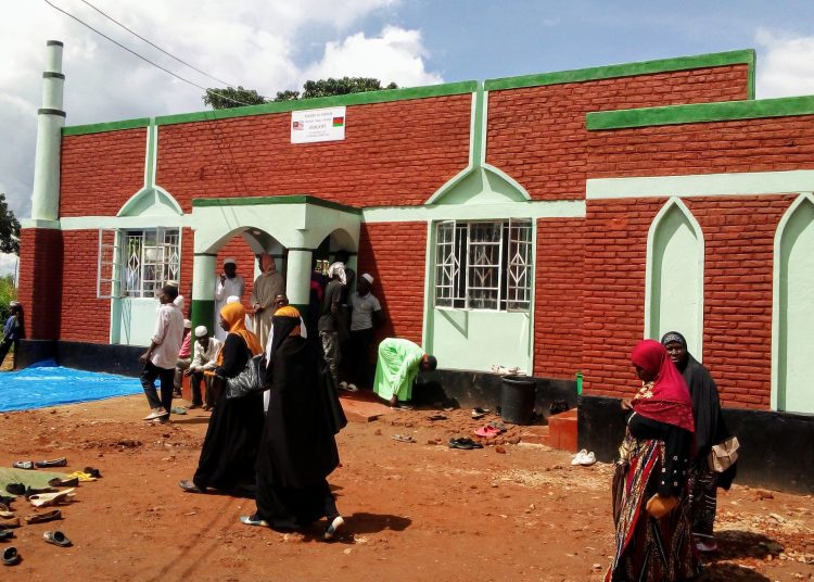 Sheikh Advises Women to Perform Salat Janazah